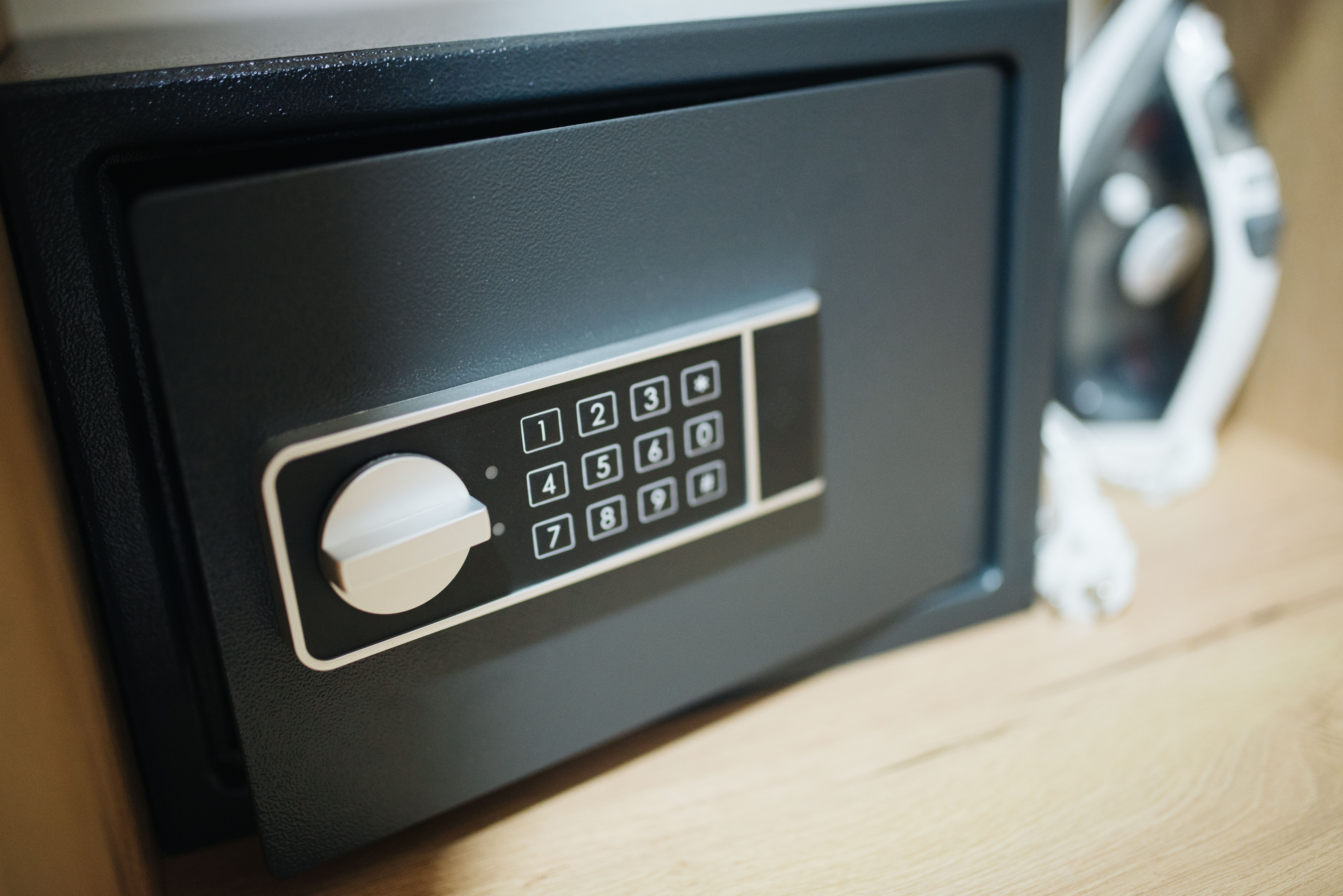 Petit coffre-fort à clavier posé dans un placard