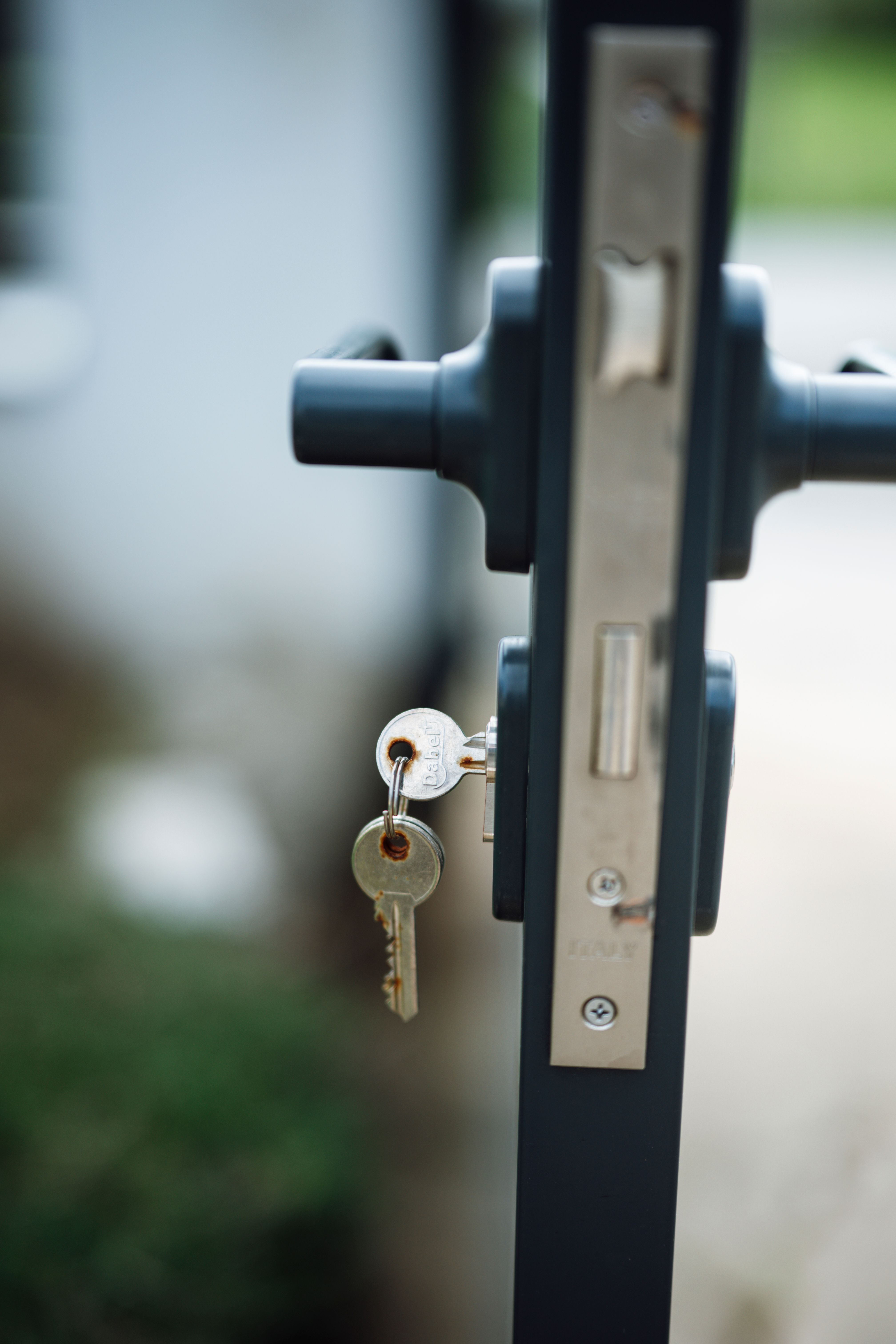 Clés dans le cylindre d'une serrure de porte d'entrée