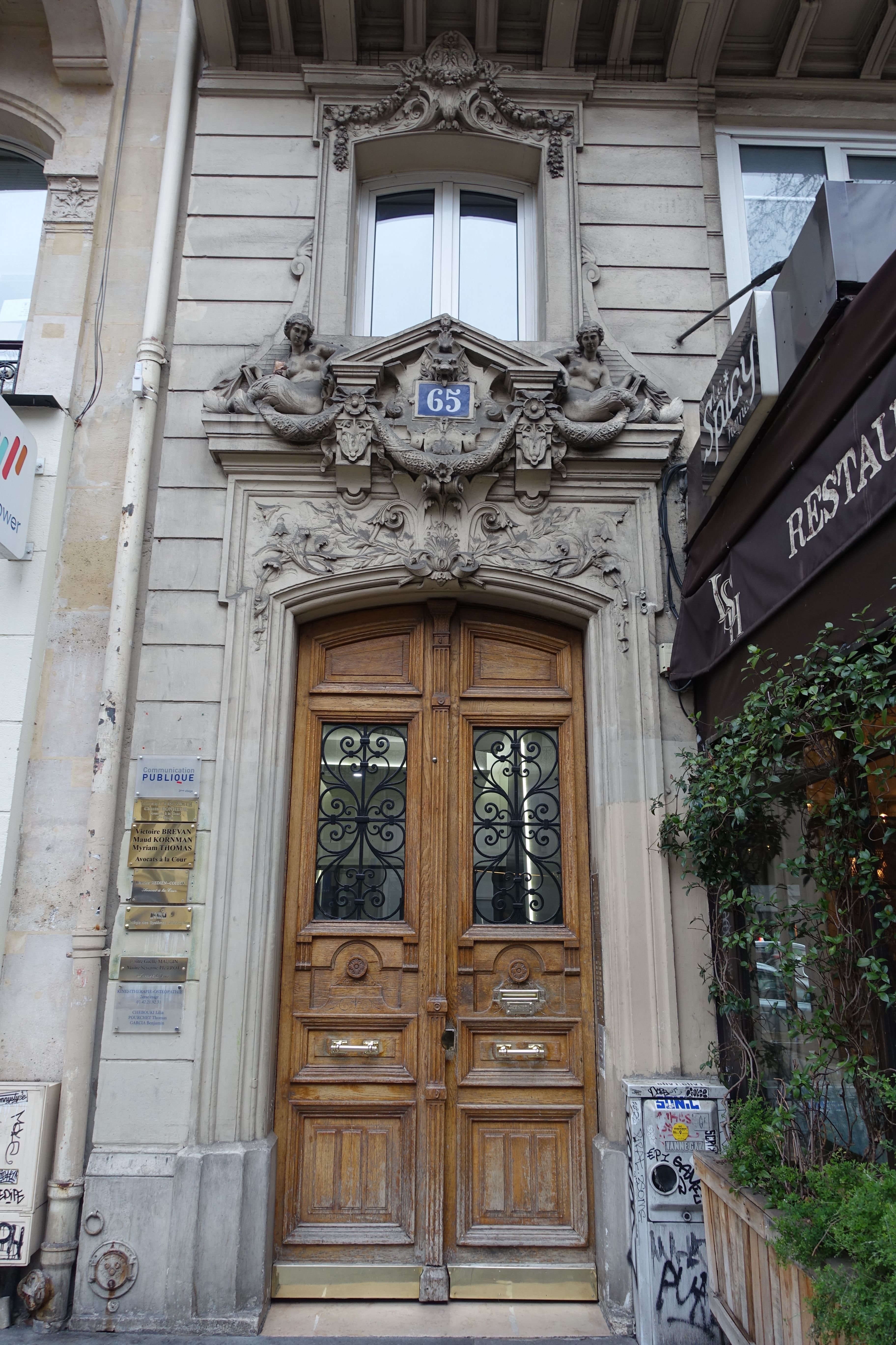 Porte d'entrée en bois d'un immeuble ancien du boulevard de Sébastopol